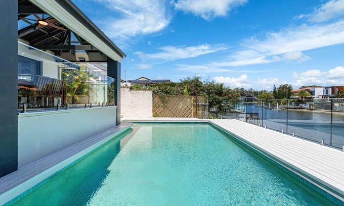 Sorrento Casa | Luxury Waterside Oasis