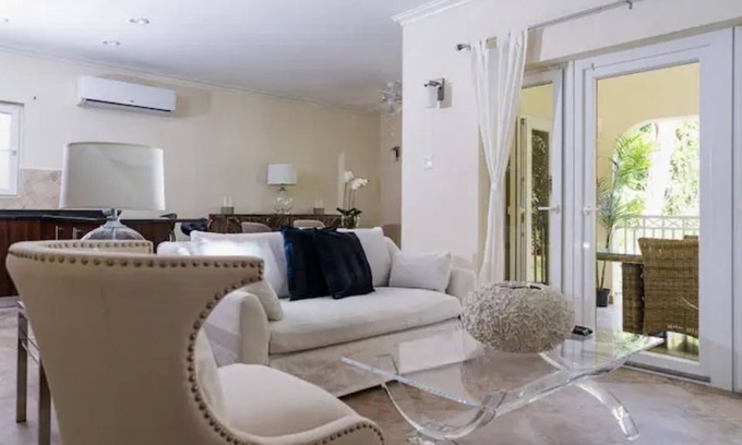 Gibbes Condominio | LUXURY WEST COAST KING BED CONDO 3 MIN WALK TO BEACH