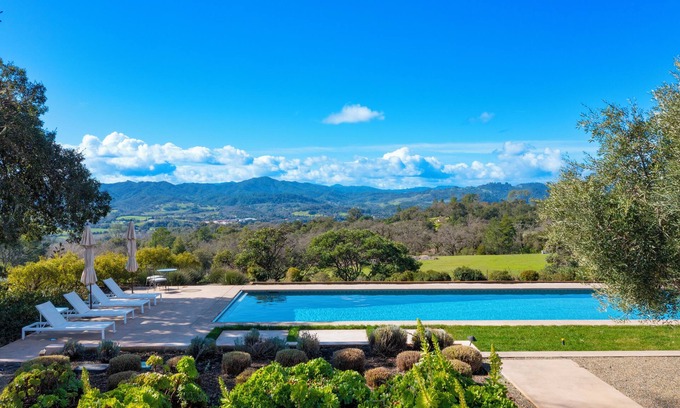 Cloverdale Casa | Luxury Wine Country Retreat: 75 foot pool, 15 min to Healdsburg, Vineyard views