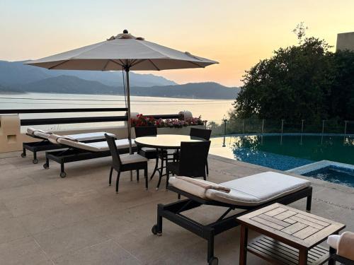 Torre de Pena Villa | Luxury with Lake View, Pool, Jacuzzi & Gym