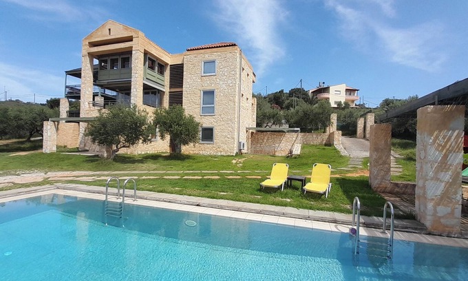 Agia Villa | Villa familiar de lujo a solo 10 minutos a pie de la playa con piscina privada