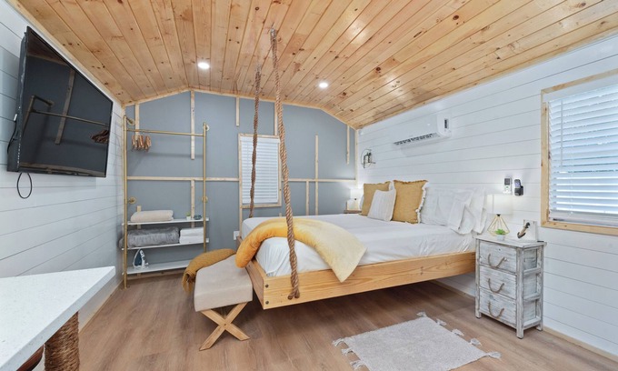 Azalea Park Cabina | Luxury Wooden Cabin in the Heart of Orlando Florida