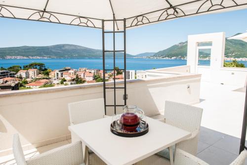Tomicici Apartamento | LuxuryPenthouse sea view pooll Ivy house Tivat
