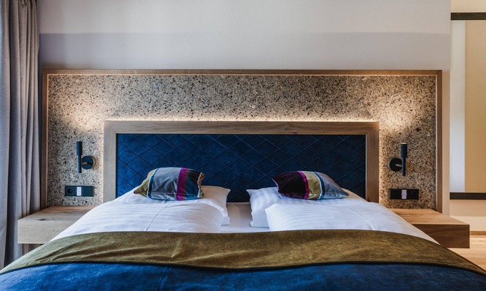 Reit im Winkl Casa | Luxus Chalet bis 6 Personen, Küche, Esszimmer, Wohnzimmer, 3 Schlafzimmer, 3 Bäder, Tiefgarage, Pool