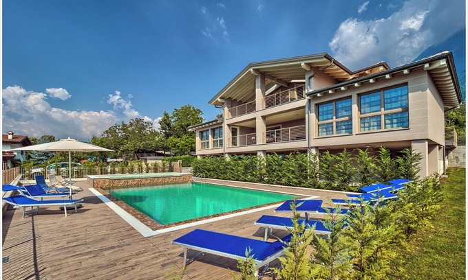 Colico Apartamento | Luxus Ferienwohnung Relax am Comoer See mit Panoramablick, Poolblick in Colico