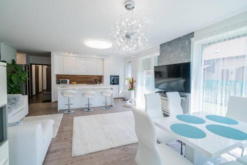 Szantod Apartamento | Luxus Partivilla Apartman