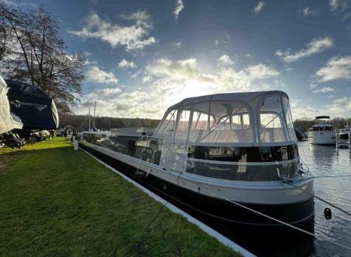 Wilhelmstadt Casa | Luxus Wohnschiff Madam President