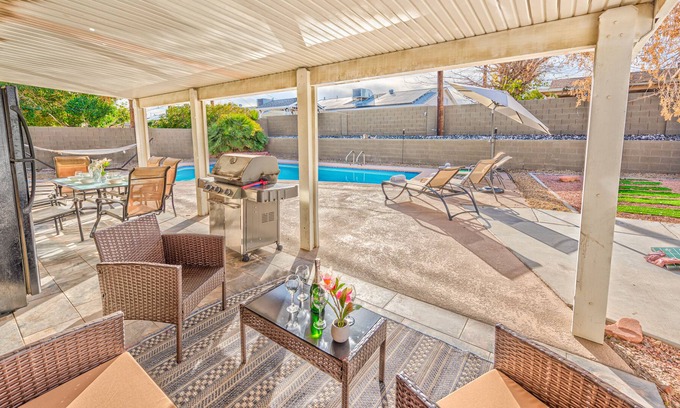 Spanish Oaks Villa | Lv Casa- Modren Home W/ Pool 5 Min to LV Strip