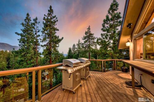 Round Hill Village Casa | LX33 Lake Tahoe Villa with Gameroom Hot tub Sauna