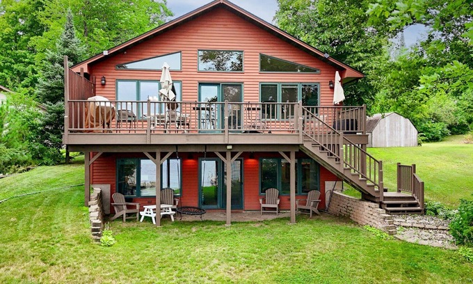 South Range Cabina | Lyman Fireside Lake House with Game Room
