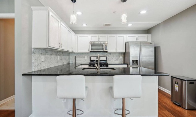 Lowry Hill East Casa | Lyndale Flat 1BR 2BA Room with Rooftop