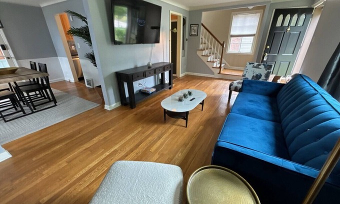 Lyndhurst Casa | Lyndhurst 3 BR 1 Bath Home for Monthly Rental w Smart TVs and wood flooring in quiet neighborhood