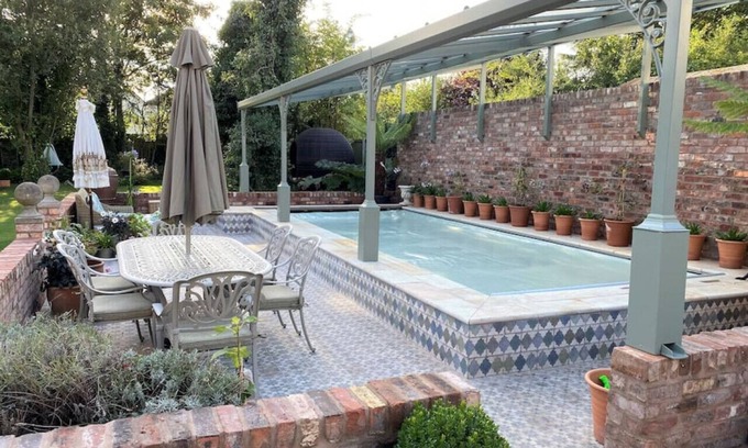 Huyton Casa | Lyndhurst - Victorian villa with heated pool