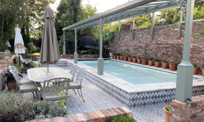 Huyton Casa | Lyndhust - Victorian villa with heated swimming pool