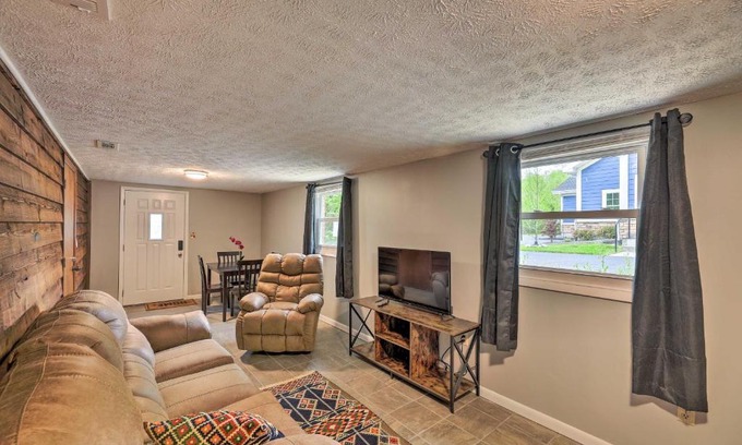 East Point Apartamento | Lynn Dog-Friendly Abode with Mountain Views!