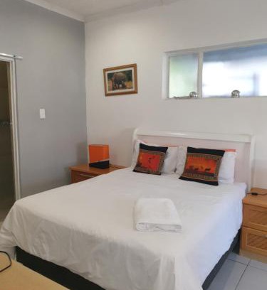 Parow North Casa | Lyronne Guest house, Shuttle and Tours