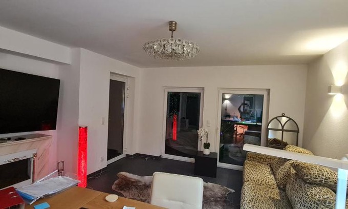 Bad Homburg v.d. Hoehe Apartamento | Möblierte Souterrainwohnung mit 2 Schlafzimmern und Garten