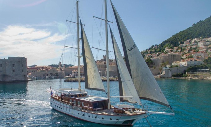 Zaton Alquiler De Eote | M/Y VIVERE