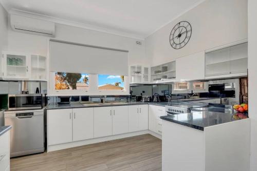 Broken Hill Casa | Mabel’s retreat 4 bedrooms,Wifi,Netflix,Kayo