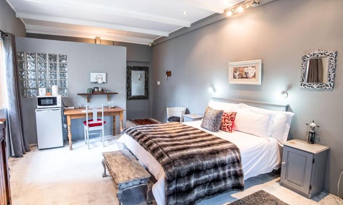 Robertson Casa | Mabet & Gabriella Guest Rooms