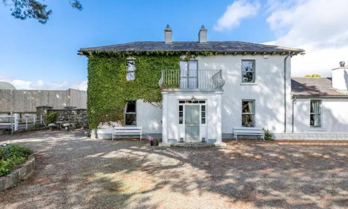 Sutton Cross Casa | Macepool House, Country Farmhouse yet super close to Dublin City Centre.