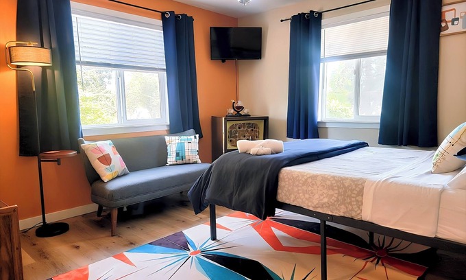 Southeast Salem Apartamento | Mad Men Retro Style w/ Record Player