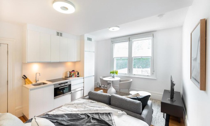 Glebe Apartamento | MadeComfy Cosy Studio in Leafy Glebe Estate