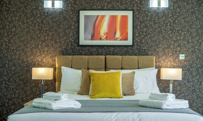 Hale Apartamento | Madika Homes - Mill Hill Luxe Apartment