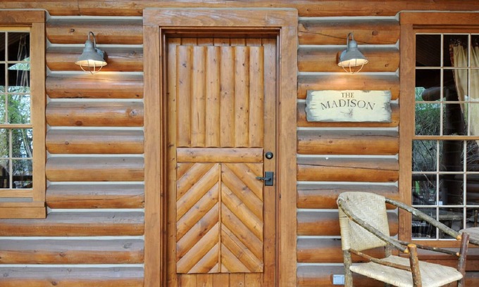 Ennis Cabina | Madison: acogedora cabaña de madera en el valle del río Madison con piscina compartida al aire libre