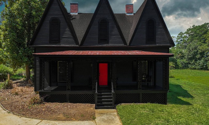 Danielsville Casa | Madison Manor. Stay if you dare!