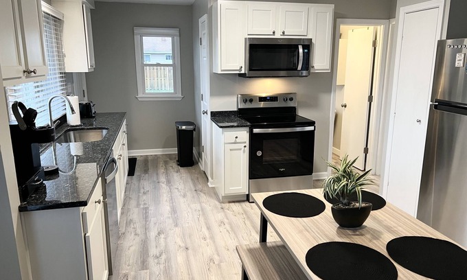 Lake Breeze Park Casa | Madison on the Lake Home with Lake Erie views & Pool in Wine Country!