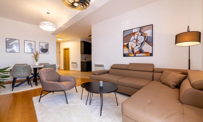 Canton 10 Apartamento | Madonna Sky