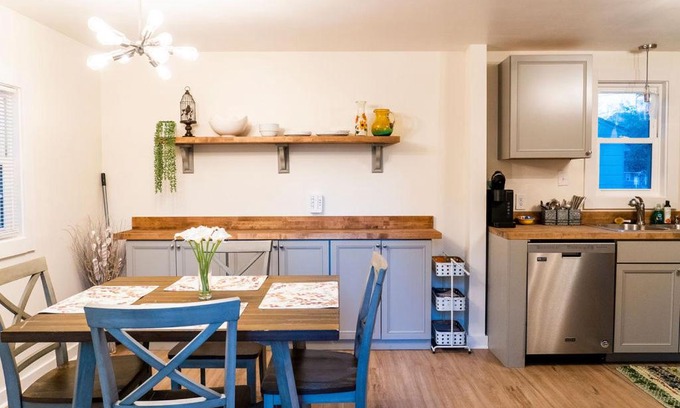 North Charleston Casa | Madrona's Guesthouse- Convenient location, pet friendly