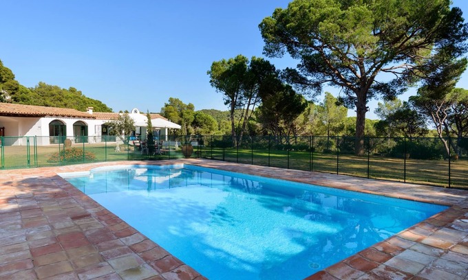 Tossa de Mar Villa | Madroños by Danlux Invest. Casa rustica con gran jardin y piscina