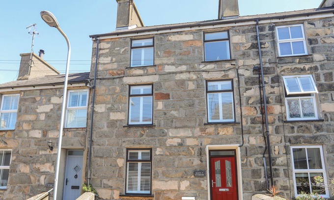 Nefyn Casa | MAES Y FFYNNON, pet friendly, country holiday cottage in Nefyn