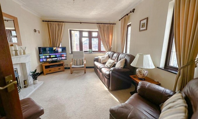 Porthcawl Casa | Maesllan - A Spacious Holiday Home in Porthcawl - 5 bedrooms, sleeps up to 10 people