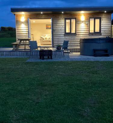 Llanon Otro | MAESLLAN CABINS 'Hud Y Machlud'