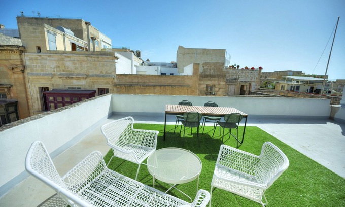 Valletta Chalet De Esquí | Magestic palazzo, jacuzzi on roof terrace GOVAL-3