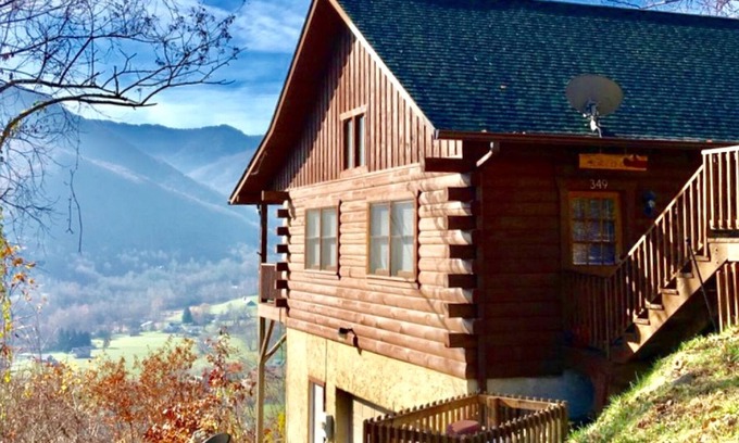 Valley Creek Run Cabina | MAGGIE FAVORITE 3/3 FAMILY LOG CABIN con GRANDES VISTAS, SALA DE JUEGOS GRANDES Y TINA CALIENTE