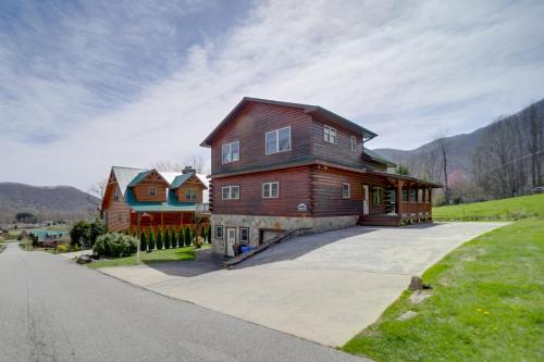 Maggie Valley Casa | Maggie Valley Cabin with Private Hot Tub and Game Room