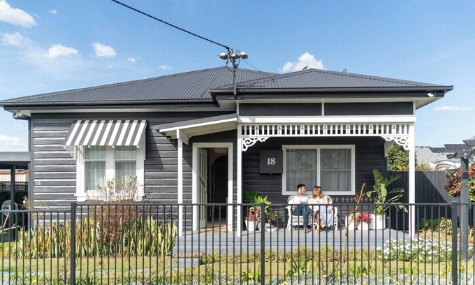 Cessnock Cabaña | Maggie’s the Little Black Cottage - In the Heart of the Hunter Valley