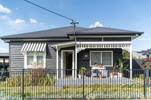 Cessnock Casa | Maggies The Little Black Cottage - Hunter Valley