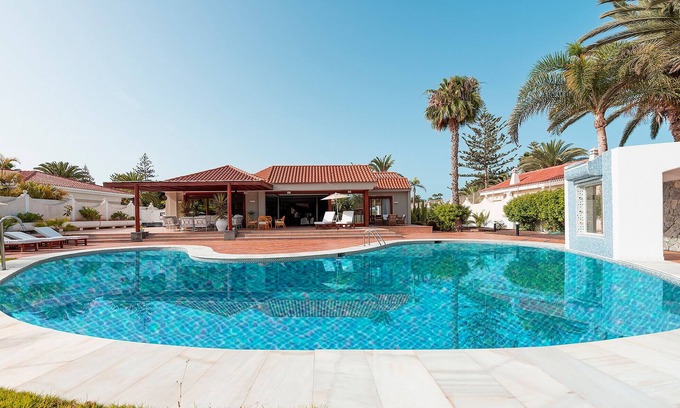 Campo Internacional Maspalomas Chalet De Esquí | Magic house piscina privada, sauna y juegos