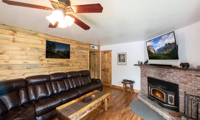 Yosemite Forks Casa | Parkside, A / C, Netflix, ¡Sin gastos de limpieza! ¡Experimenta la Magia de Yosemite! Escape mágico es un lo ...
