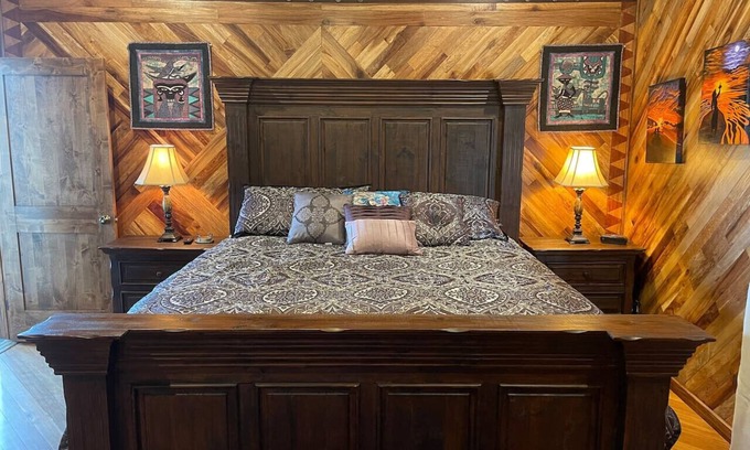 Paukaa Cama Y Desayuno | Magic Skies Hawaiian Kingdom Hula Room
