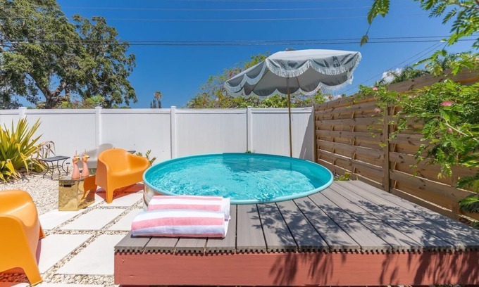 Whitfield Casa | Magical Guesthouse 1 mi from SRQ airport