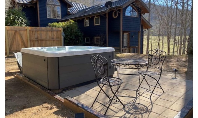 Warne Casa | Magical Hideaway with Hot Tub