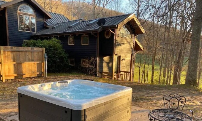 Warne Casa | Magical Hideaway with Hot Tub-top