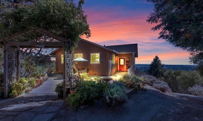 Watsonville Casa | Magical hilltop 3-bedroom with spectacular views and King Size Bed