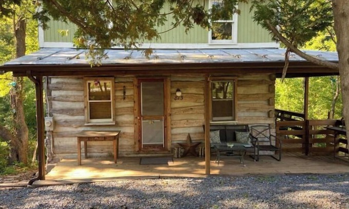Verona Cabina | Magical Log Cabin, streams in private yard, 4 bedrooms, pet friendly, WiFi